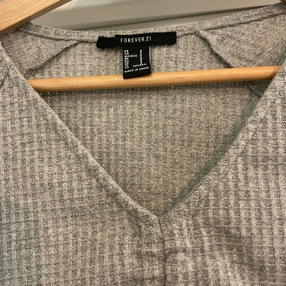 ⭐️Forever 21 Gray Ribbed V-Neck Top - Picture 2 of 4